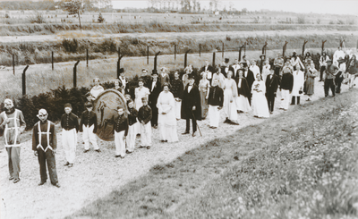 876688 Groepsportret van spelers uit het gemeenschapsspel 'Omnis Terra', geschreven door priester-dichter Jacques ...